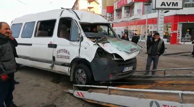 Erzurum Servis Minibüsü Kaza Yaptı: 5 Yaralı