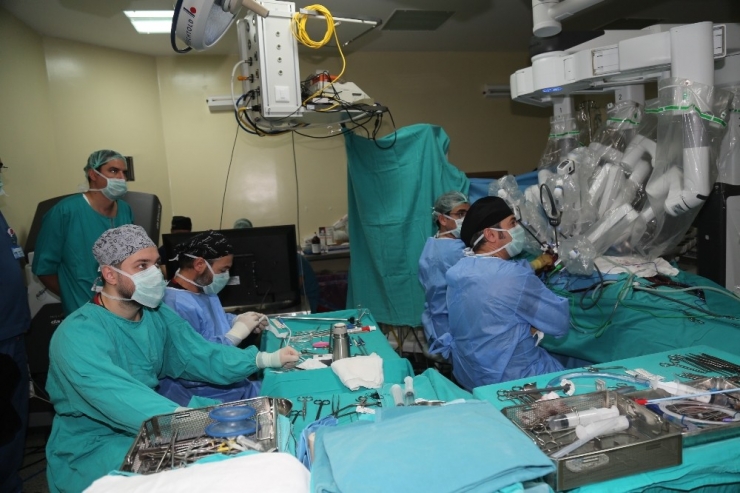 Sağlık Raporu Almak İçin Gittiği Hastanede Robotla Ameliyat Oldu