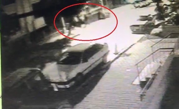 Balkondan Tırmanıp Evi Soyan Hırsızları Güvenlik Kameraları Ele Verdi