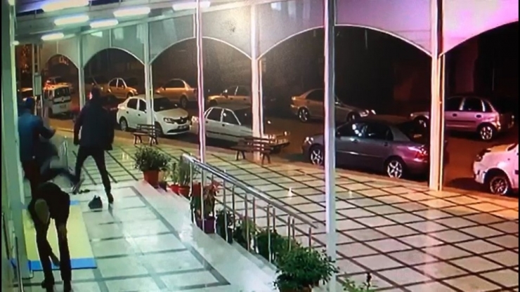 Yaşlı Adama Cami Çıkışı Tekme Tokat Kiracı Dayağı