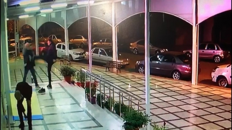 Yaşlı Adama Cami Çıkışı Tekme Tokat Kiracı Dayağı