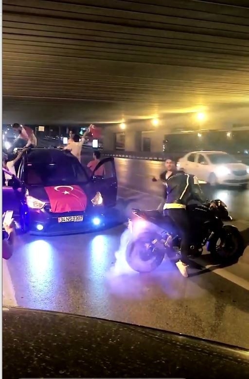 Asker Uğurlamalarında Magandalar Yol Ve Tünel Kapatıp Havaya Ateş Açtı