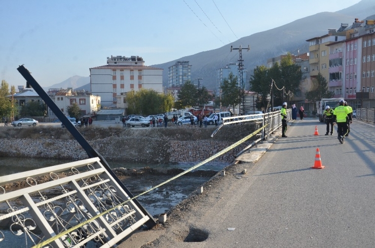 Otomobil Köprüden Dereye Uçtu: 2 Yaralı