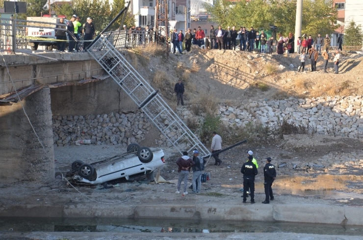 Otomobil Köprüden Dereye Uçtu: 2 Yaralı