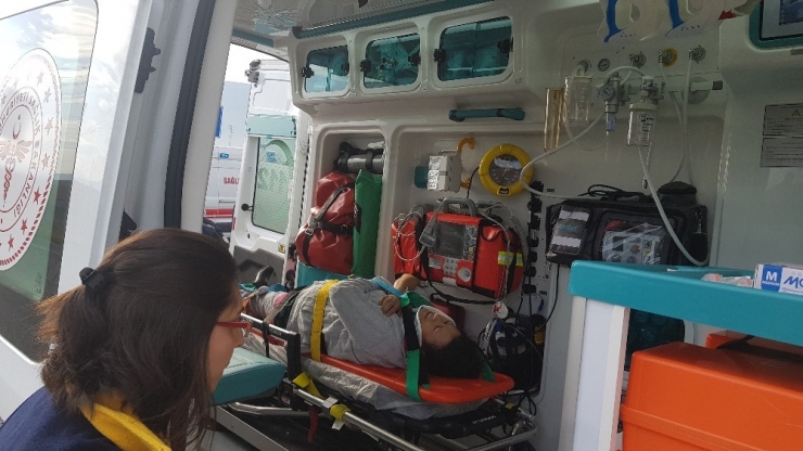 Cenazeye Giden Otomobil İle Minibüs Çarpıştı: 4 Yaralı