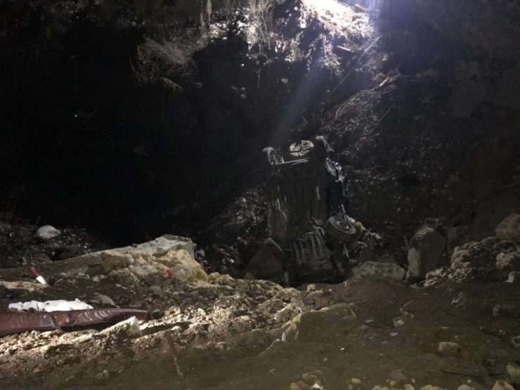 Otomobil Bariyerlere Çarptı: 1 Ölü, 3 Yaralı