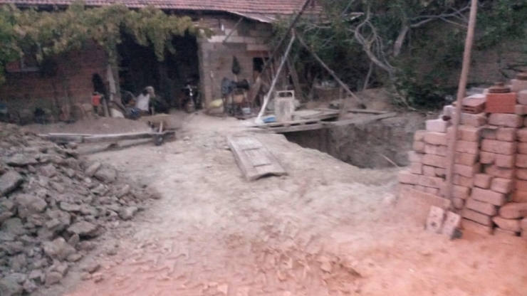 Defineciler Evin Bahçesinde 17 Metrelik Çukur Kazdı