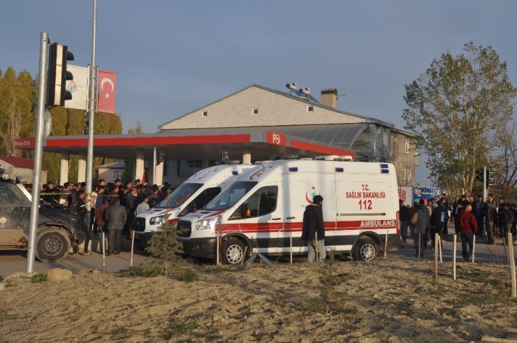 Otomobille Minibüs Çarpıştı: 1 Ölü, 1 Yaralı