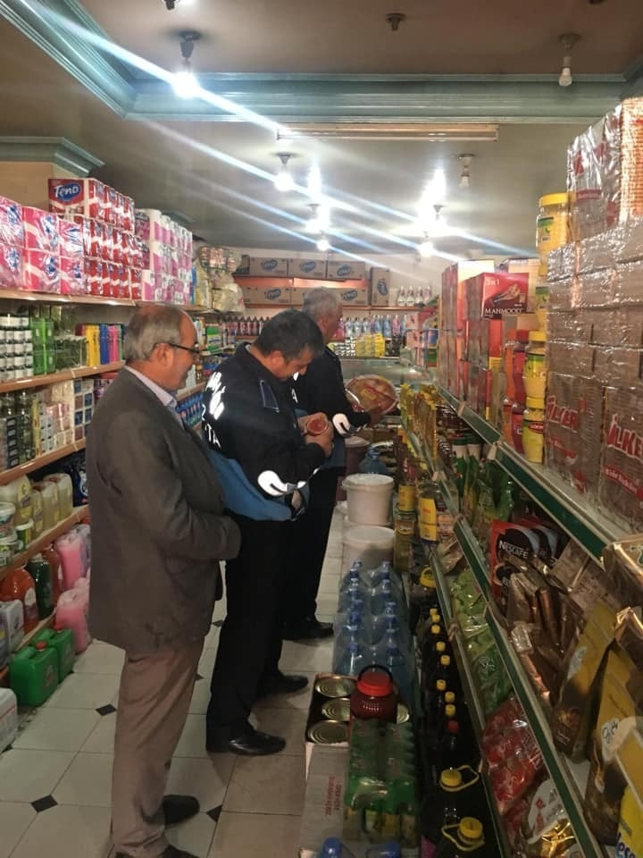 Nurdağı’nda Zabıta Marketlerdeki Etiketleri Denetledi
