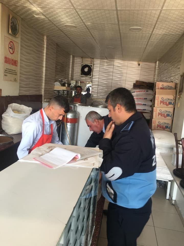 Nurdağı’nda Zabıta Marketlerdeki Etiketleri Denetledi