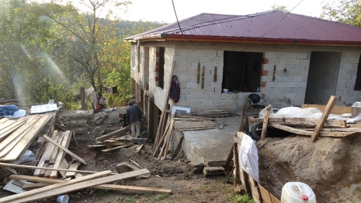 Yıkılan Balkonun Altında Kalan Şahıs Kurtarılamadı