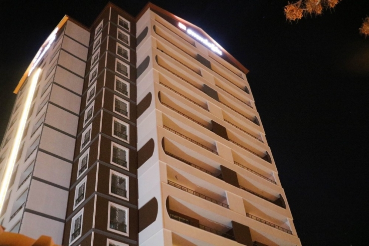 13. Katta Onu Gören Telefona Sarıldı