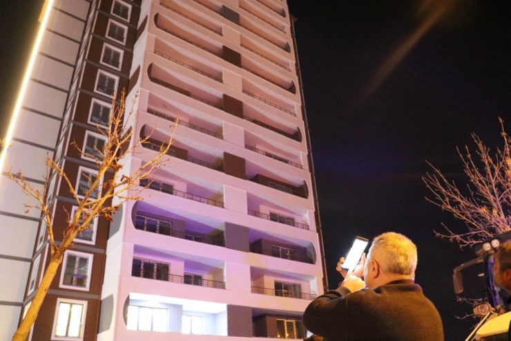 13. Katta Onu Gören Telefona Sarıldı