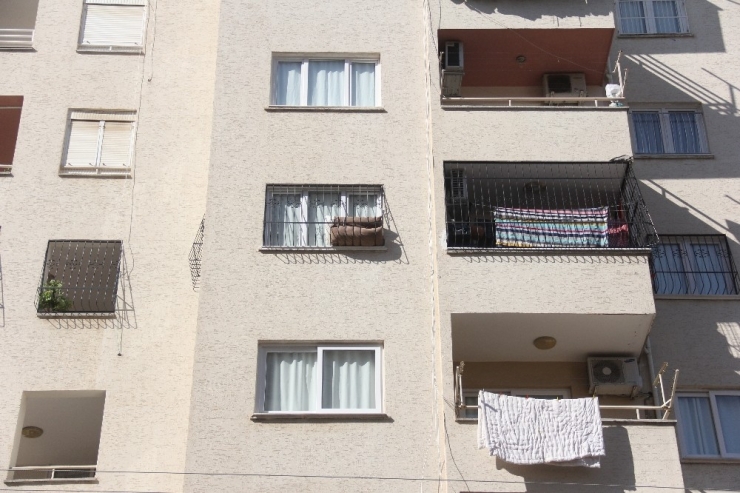 Pencerede Asılı Kalan Çocuk Ölümden Döndü
