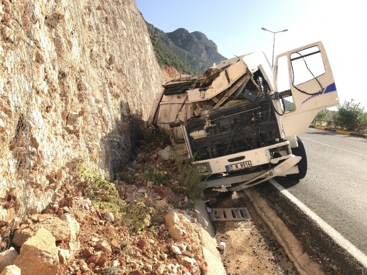 Kaş’ta Taş Yüklü Kamyon Devrildi: 1 Ölü