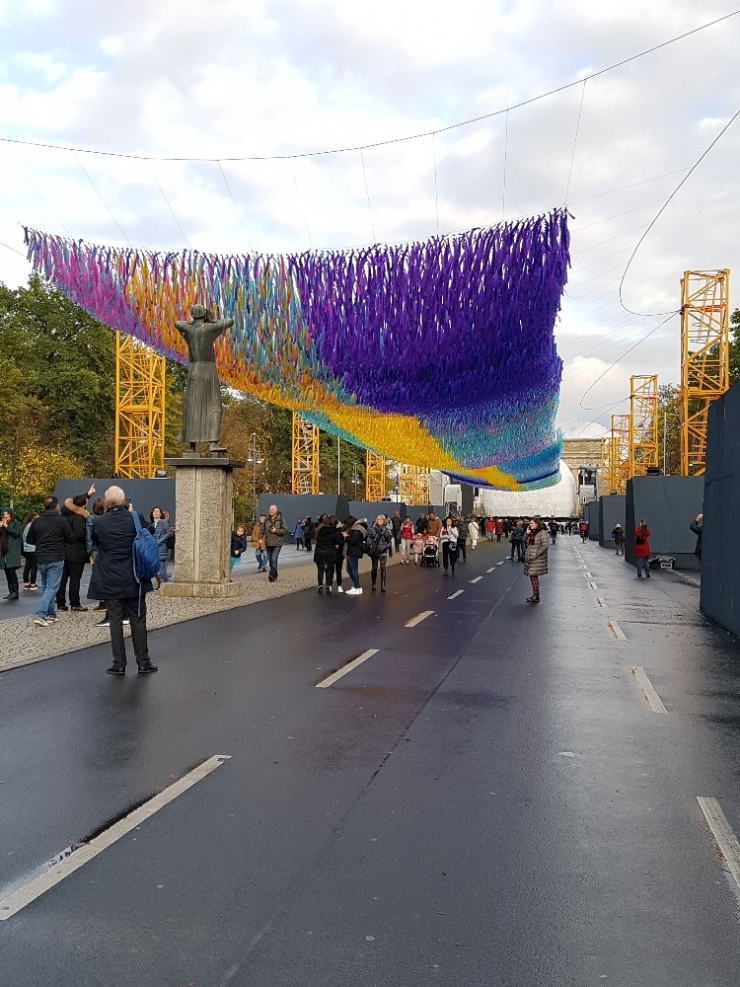 Berlin Duvarı’nın Yıkılışının 30. Yıl Dönümünde 30 Bin Mesaj Gökyüzüne Asıldı