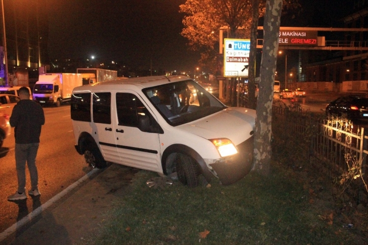 Beyoğlu’nda Kontrolden Çıkan Araç Ağaca Çarptı: 1 Yaralı