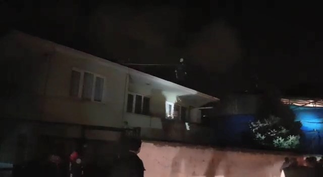 Polisten Kaçtı, Çatıdan İnmemek İçin Direndi
