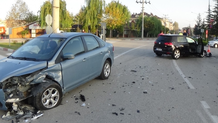 Kavşaktaki Kaza Anı Kamerada