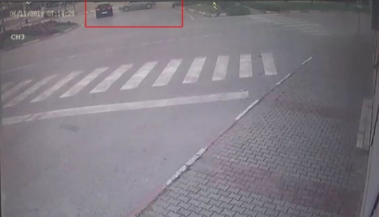 Kavşaktaki Kaza Anı Kamerada