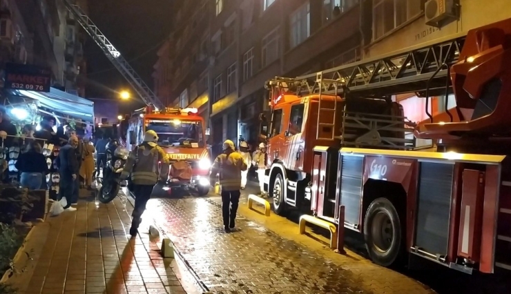 Fatih’te 6 Katlı Binanın Çatısında Korkutan Yangın