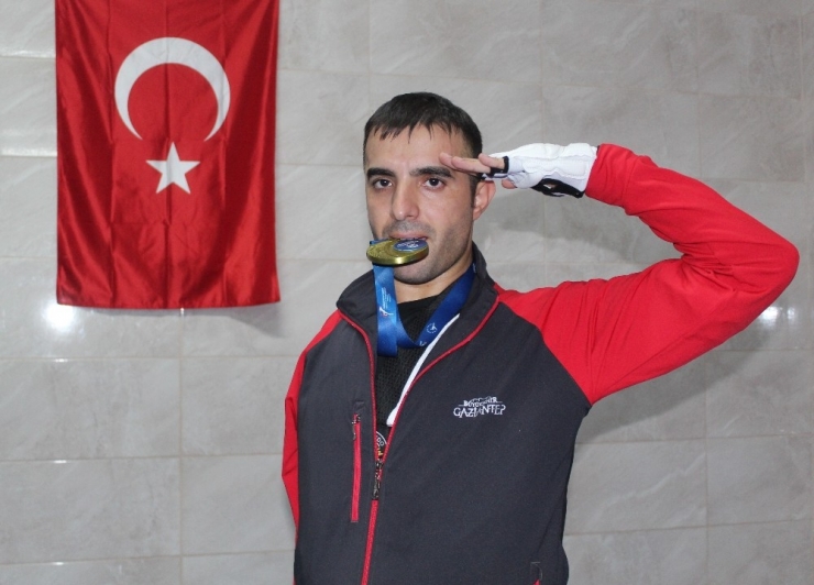 Tek Kolu Olmayan Milli Sporcu Ayaklarıyla Dünyaya Meydan Okuyor