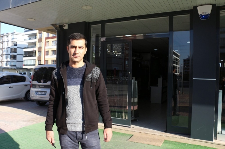 Kontrolden Çıkan Kamyonet Giyim Mağazasına Girdi