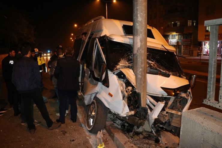 İşçi Servisi Yönlendirme Tabelasına Çarptı: 10 Yaralı