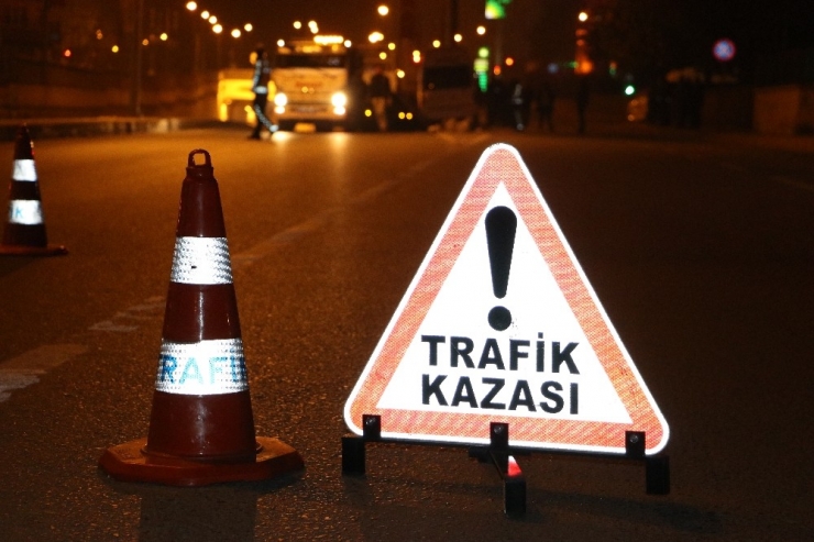 İşçi Servisi Yönlendirme Tabelasına Çarptı: 10 Yaralı