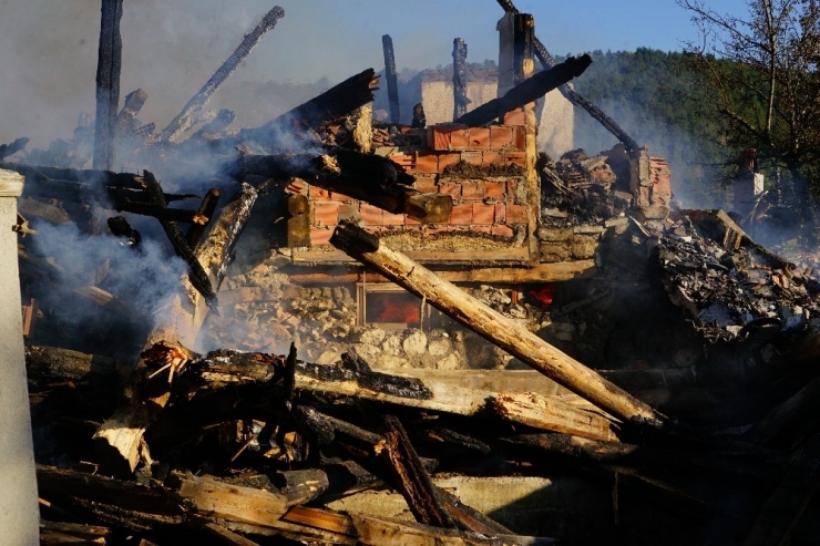 Kastamonu’da Yangın: 1 Ev, 2 Samanlık, 1 Ahır Küle Döndü