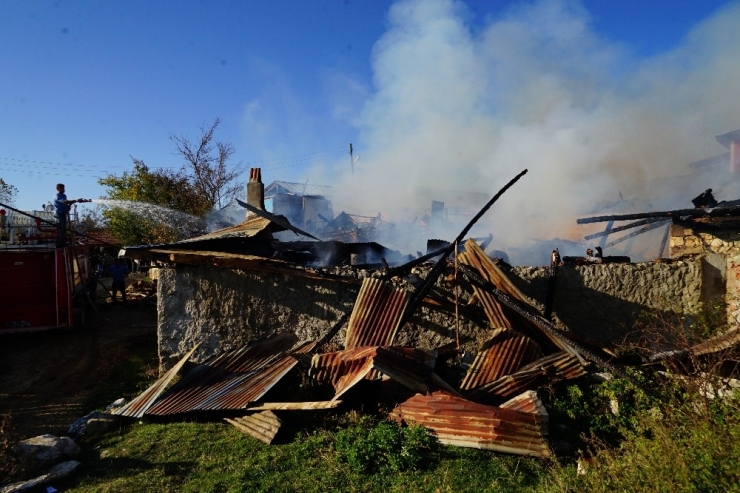 Kastamonu’da Yangın: 1 Ev, 2 Samanlık, 1 Ahır Küle Döndü
