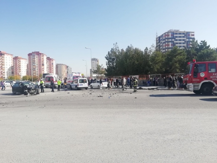 Okul Önünde Meydana Gelen Kazada Faciadan Dönüldü