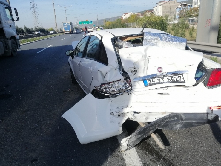 Tem Otoyolu’ndaki Kazada Otomobil Hurdaya Döndü: 1’i Ağır 3 Yaralı