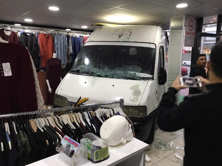 Kontrolden Çıkan Kamyonet Giyim Mağazasına Girdi