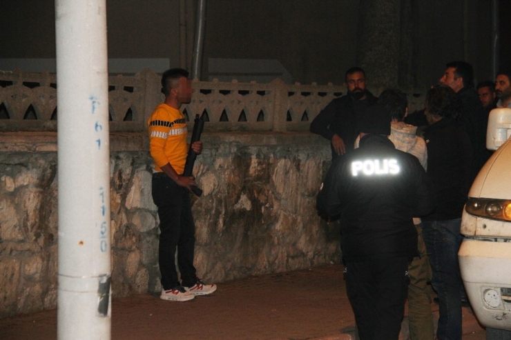 Çenesine Tüfek Dayayıp Eşinin Gelmesini İstedi