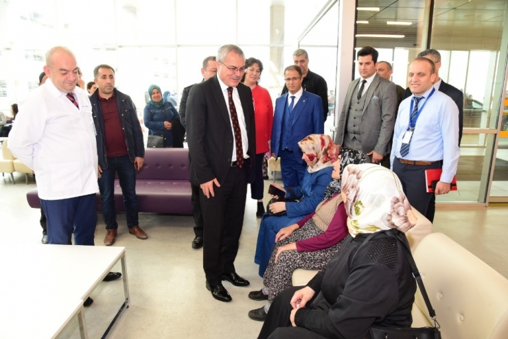 Vali Deniz, Şehir Hastanesi’nde İncelemelerde Bulundu