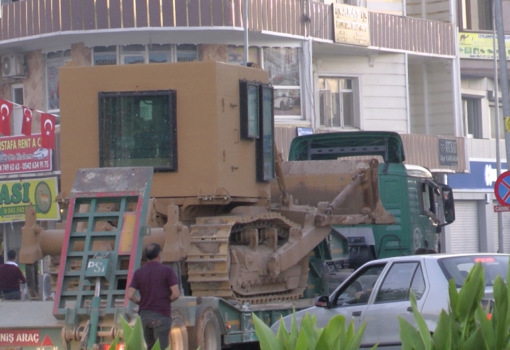 Ceylanpınar’a Zıhlı Askeri İş Makinesi Sevkiyatı