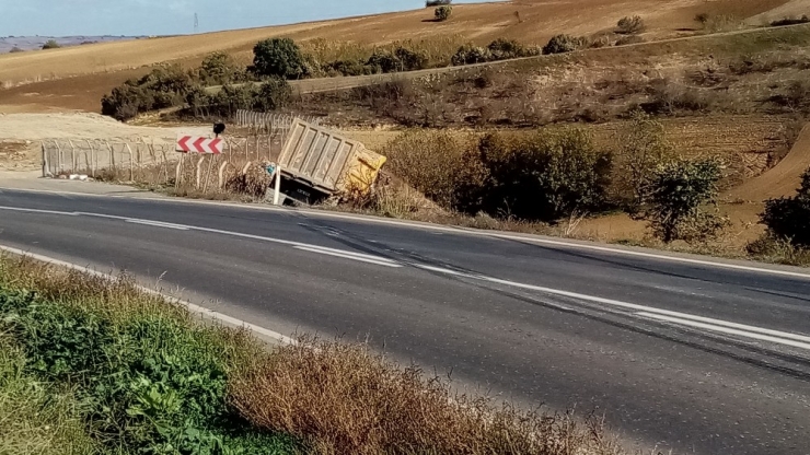 Ağaç Sayesinde Devrilmekten Kurtuldu