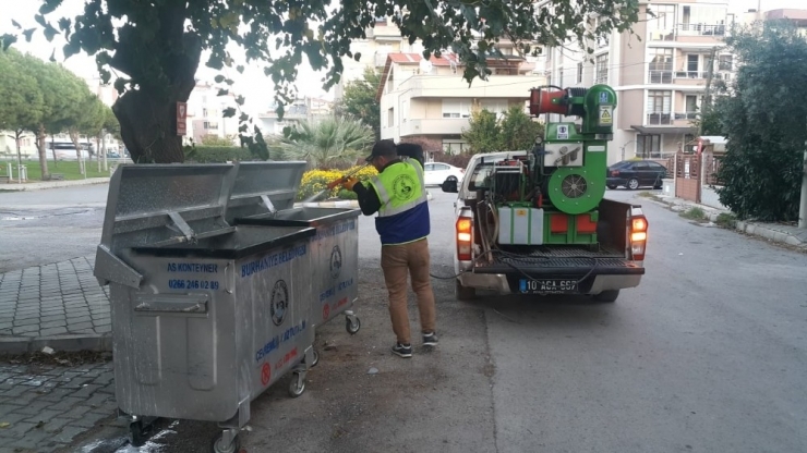 Burhaniye’de Çöp Konteynırları Periyodik Olarak Temizleniyor.