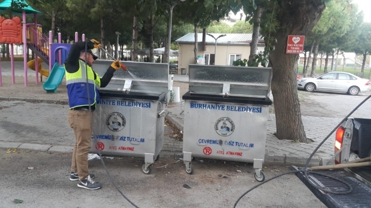 Burhaniye’de Çöp Konteynırları Periyodik Olarak Temizleniyor.