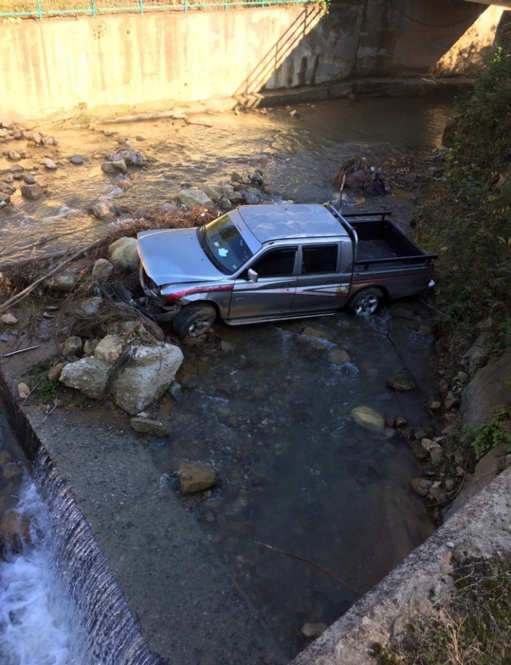 Otomobil Dereye Yuvarlandı: 1 Ölü