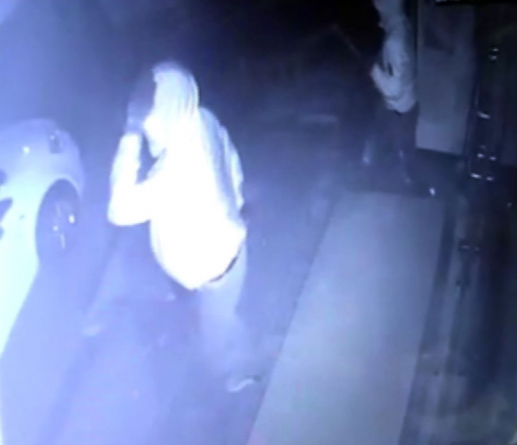 Karı Kocadan Maskeli Hırsızlara Kaldırım Taşlı Müdahale