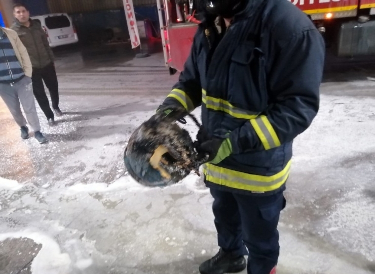 Yakıt Aldıktan Sonra Lpg Tüpü Patlayan Araç Alev Alev Yandı