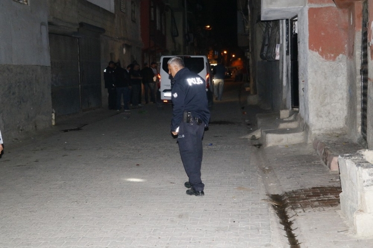 Adana’da Komşu Kavgası Kanlı Bitti: 1 Ağır Yaralı