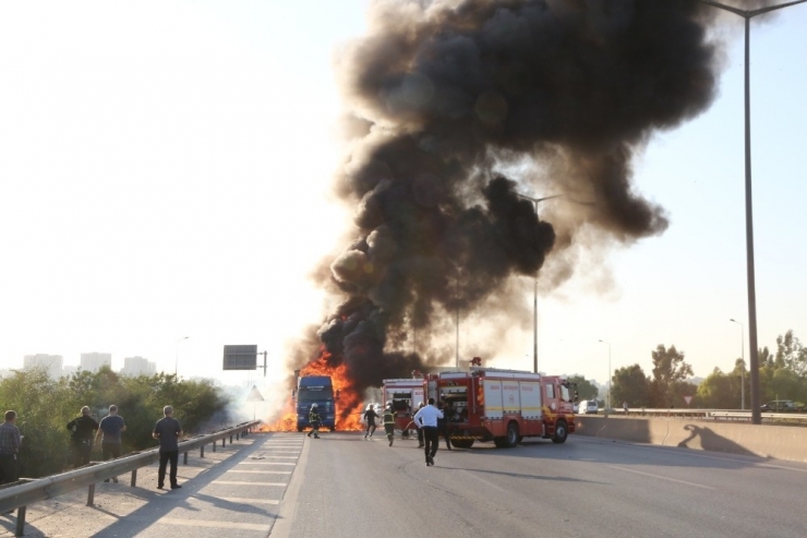 Suriyeli Çocuklara Oyuncak Götüren Tır Alev Alev Yandı