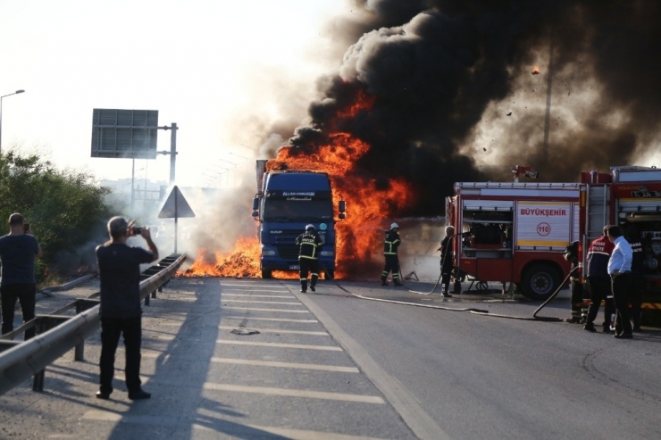 Suriyeli Çocuklara Oyuncak Götüren Tır Alev Alev Yandı