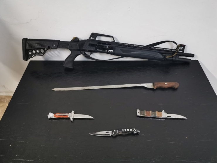 Jandarma Uyuşturucu Ve Silah Ele Geçirdi