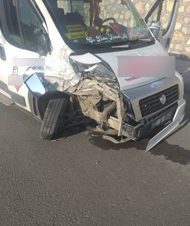 Minibüs İle Otomobil Çarpıştı: 1 Yaralı