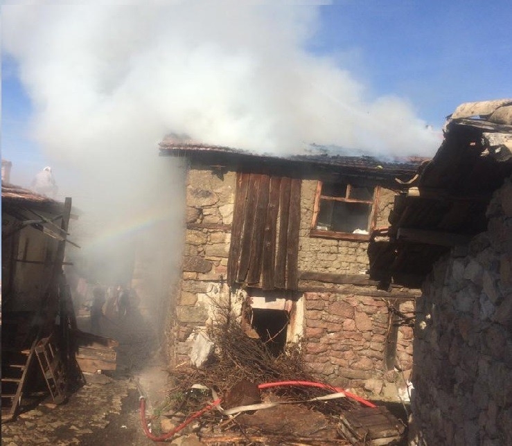 Alevler İçinde Kalan Ahşap Ev Kullanılamaz Hale Geldi