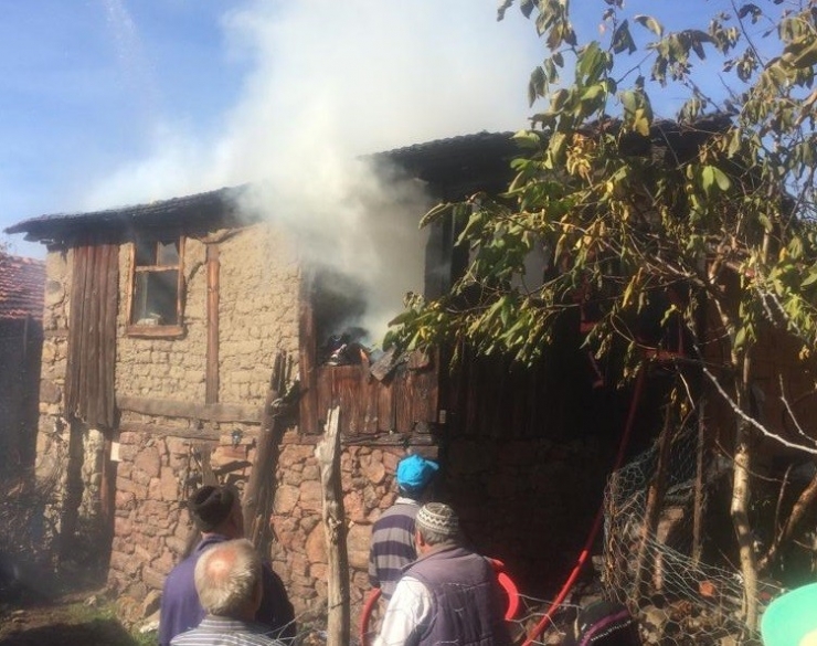 Alevler İçinde Kalan Ahşap Ev Kullanılamaz Hale Geldi
